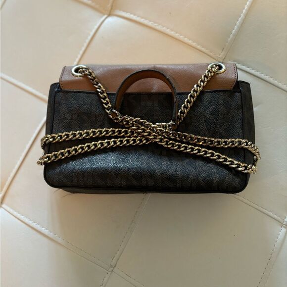 Michael Kors Tina Small Crossbody: An Elegant Style with Distinct Character. - Picture 11 of 14